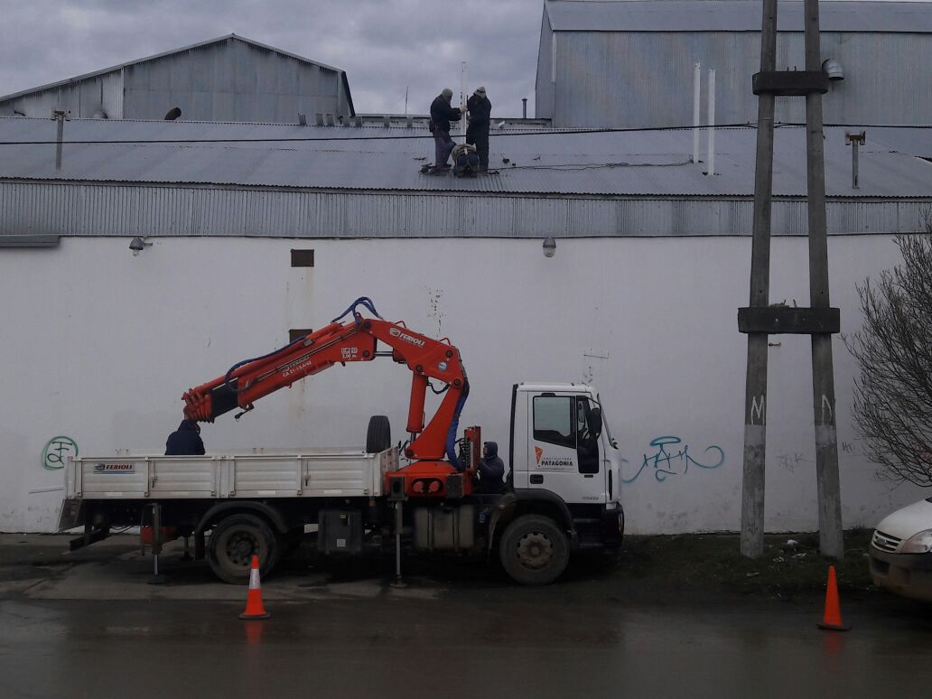 Camión hidrogrúa de la empresa y cuadrilla sobre la cubierta