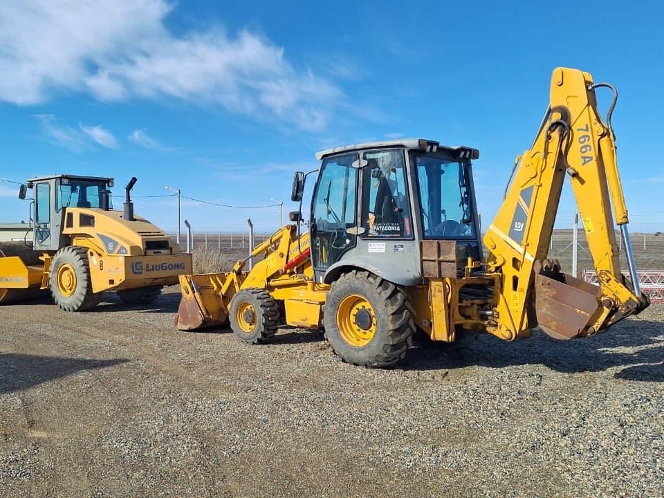 Retroexcavadora LiuGong 766A en el obrador