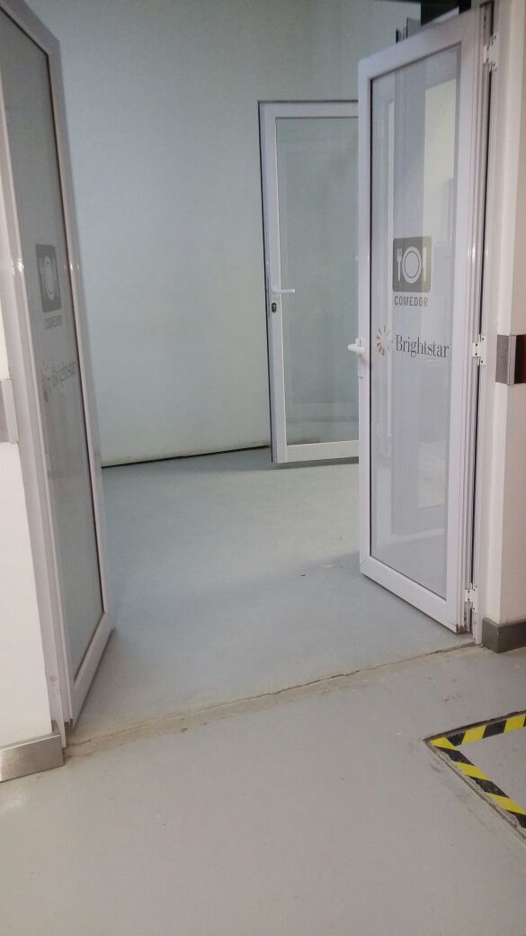 Acceso al comedor con puertas de aluminio