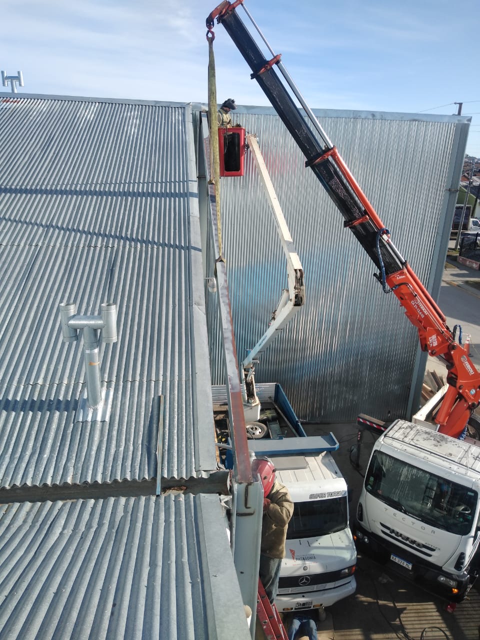 Hidrogrúa e hidroelevador trabajando en el exterior