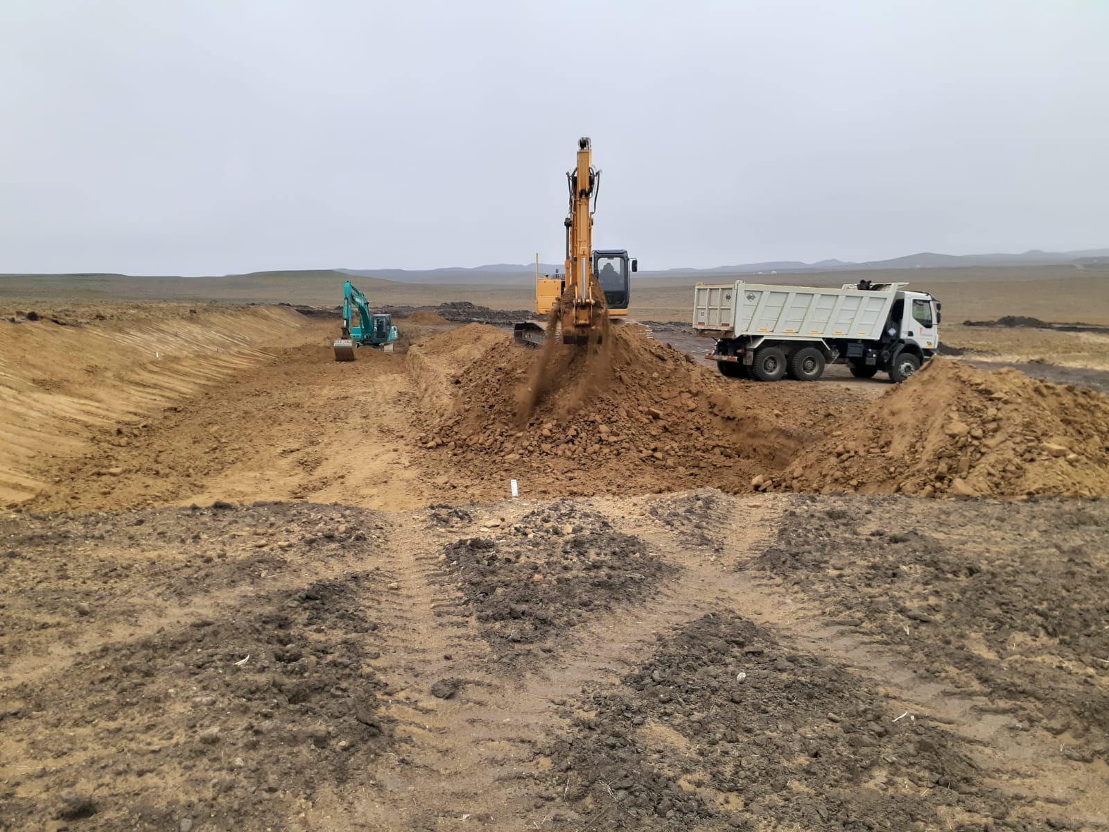 Excavadora trabajando dentro del aterrazado