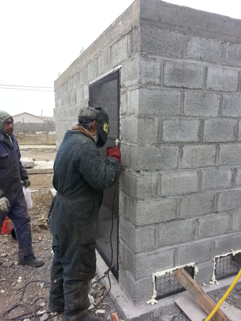 Soldadura de reja en cerramiento de bloques