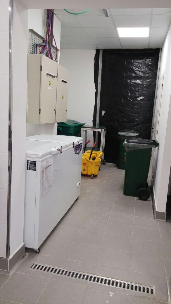 Sector de servicio con tableros y freezer