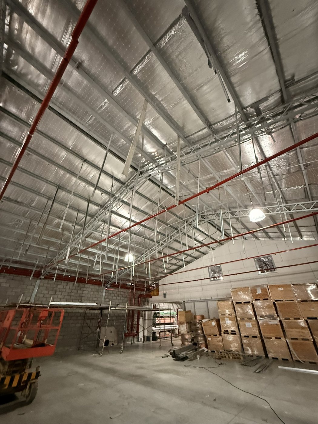 Nave de depósito con la estructura del techo a la vista