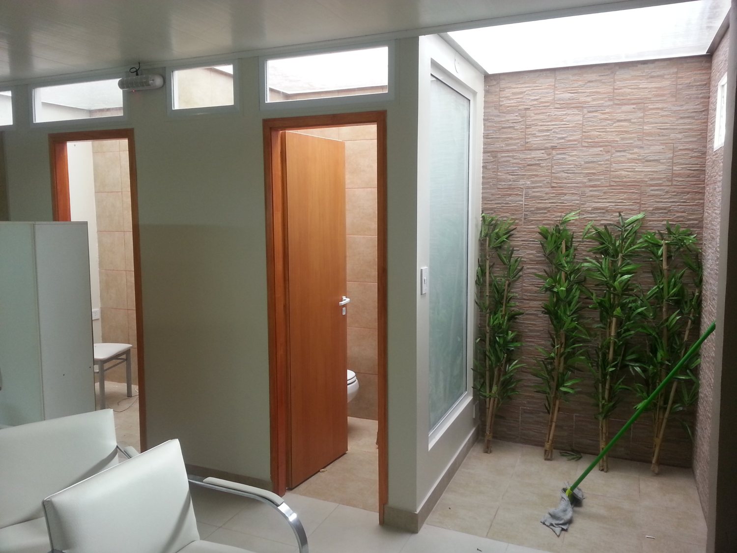 Sala de espera, sanitario y patio interior