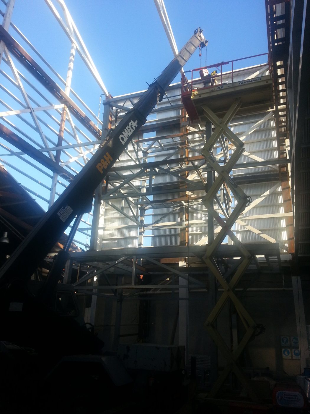 Plataforma elevadora y grúa en el montaje interior