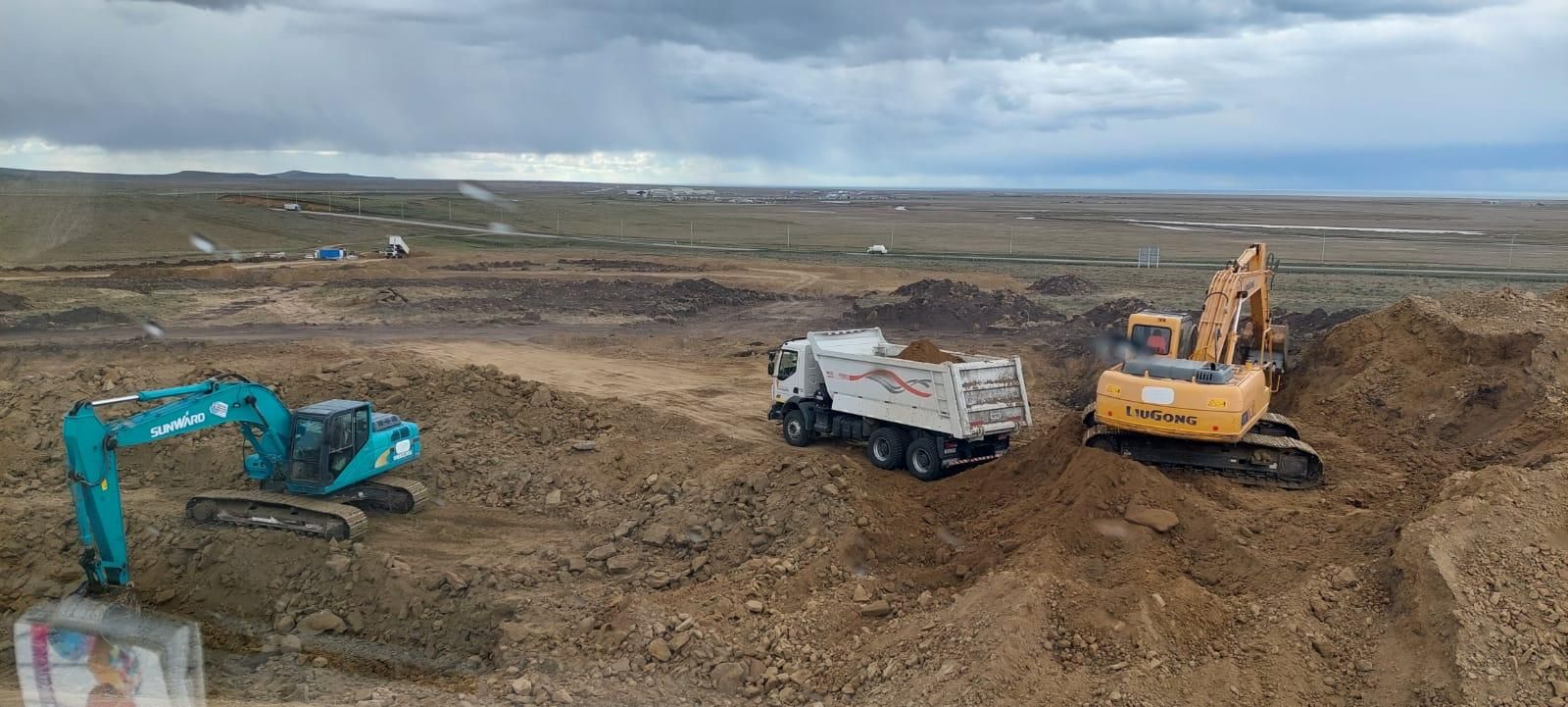 Excavadoras y camiones de Constructora Patagonia en un movimiento de suelos