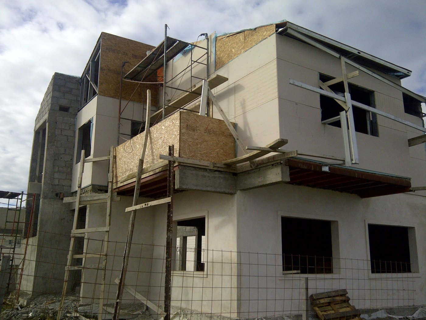 Vivienda en obra con planta baja revocada y planta alta en steel framing