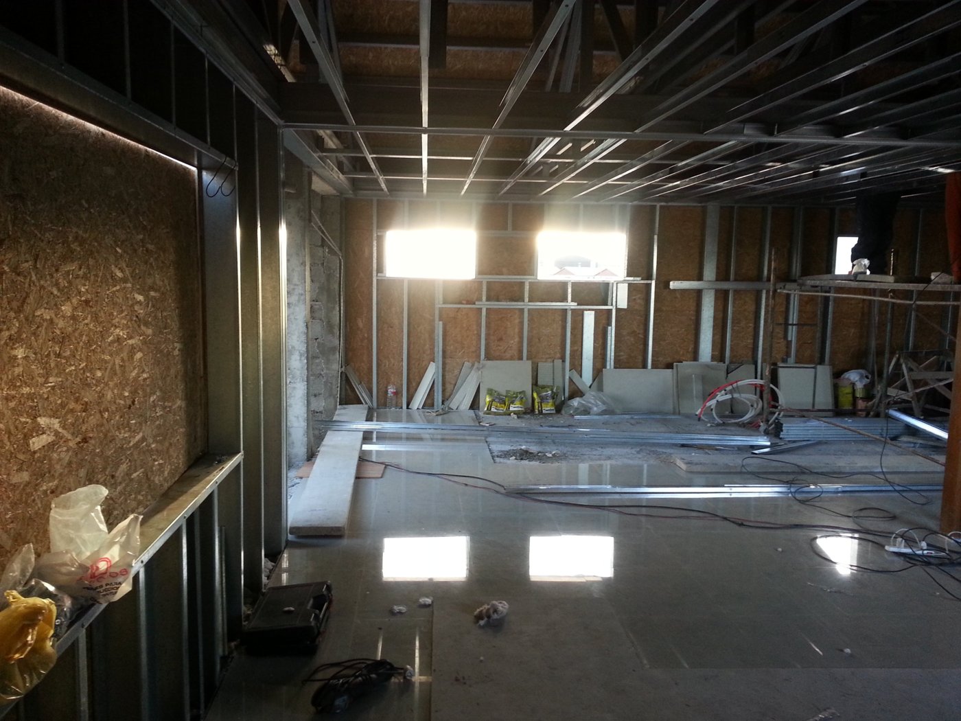 Interior con estructura de steel framing, placas OSB y porcellanato