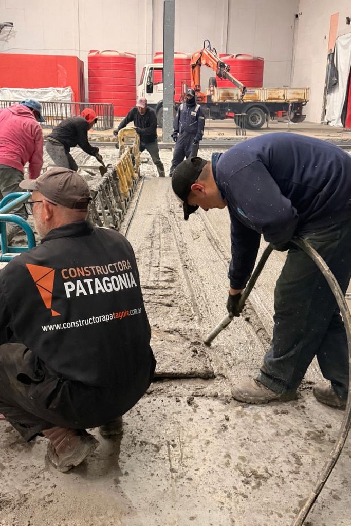 Cuadrilla de Constructora Patagonia trabajando en una vereda