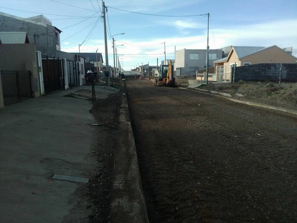 Retroexcavadora trabajando en una calle