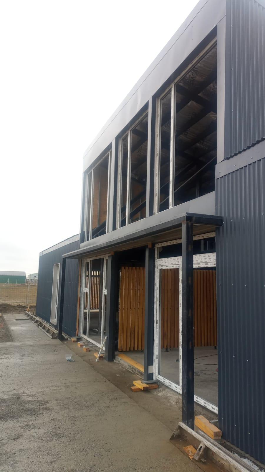 Fachada principal con ventanales en altura