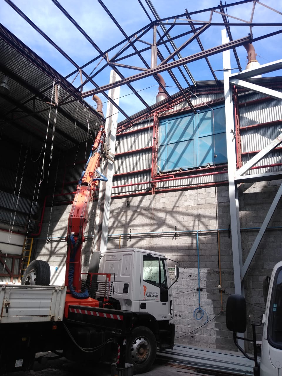 Hidrogrúa de la empresa con el reticulado de la cubierta